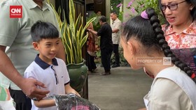 VIDEO: Jan Ethes Bagikan Kaos Untuk Warga di Rumah Jokowi