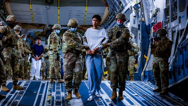 Mahkamah Agung AS blokir upaya Trump usir migran Venezuela ke penjara El Salvador tanpa proses hukum.