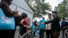 FOTO: Wapres Gibran Bagikan Sembako di Masjid Raya Sheikh Zayed