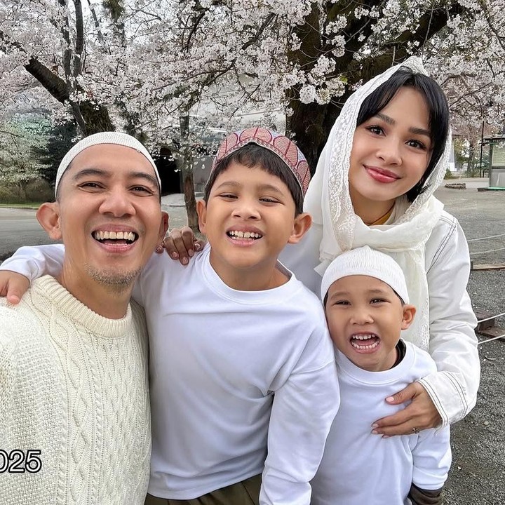 <p>Di unggahan lainnya, Andien membagikan potret saat ia dan keluarga kompak mengenakan pakaian bernuansa warna putih. Foto ini diunggah bersama delapan foto momen Lebaran Andien dann keluarga sejak tahun 2017. "Selama 9 tahun merayakan Idul Fitri sekeluarga Salam dari kami berempat yang tahun ini <em>Alhamdulillah</em> lebarannya di Japon sambil bersakura ria," ujarnya. (Foto: Instagram @andienaisyah)</p>