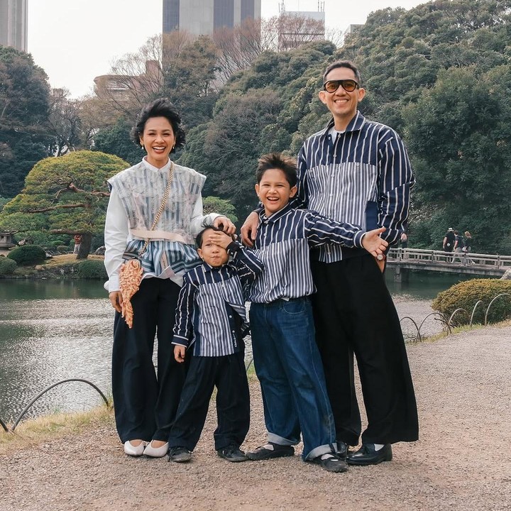 <p>Penyanyi Andien tahun ini memilih untuk merayakan Lebaran di Jepang bersama suami dan kedua anaknya. Momen Lebaran ini dibagikan Andien di akun media sosial miliknya. "<em>Eid Al-Fitri well spent at Shinjuku Gyoen</em>," tulisnya di Instagram. (Foto: Instagram @andienaisyah)</p>