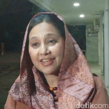 Datang Melayat ke Rumah Duka, Ayu Azhari: Saya Bersaksi Mas Ray Sahetapy Orang Baik