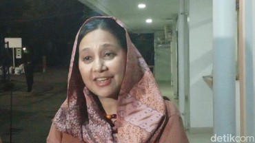 Datang Melayat ke Rumah Duka, Ayu Azhari: Saya Bersaksi Mas Ray Sahetapy Orang Baik
