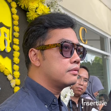 Dennis Adhiswara Anggap Ray Sahetapy Mentor Sekaligus Teman Curhat yang Baik