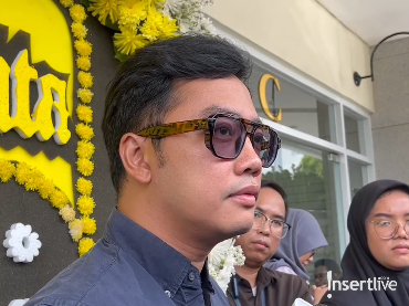 img-title Dennis Adhiswara Anggap Ray Sahetapy Mentor Sekaligus Teman Curhat yang Baik