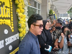 Dennis Adhiswara Puji Ray Sahetapy sebagai Legenda