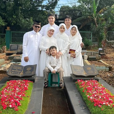 Faisal Kunjungi Makam Vanessa Angel dan Bibi Usai Salat Id: Serasa Ada yang Kurang