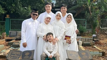 img-title Faisal Kunjungi Makam Vanessa Angel dan Bibi Usai Salat Id: Serasa Ada yang Kurang