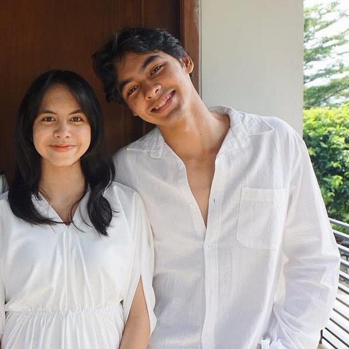 <p>Melalui unggahan di Instagram, Fattah juga membagikan foto kebersamaan dengan kedua saudara perempuannya. Dalam foto ini, Fattah dan dua adik perempuannya kompak mengenakan pakaian berwarna putih. (Foto: Instagram @ananda_faturrahman/ @fattsyach)</p>