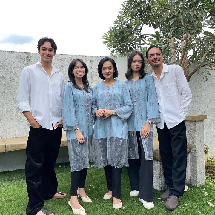 <p>Ananda mem-<em>posting</em> foto keluarganya bersama suami dan ketiga anaknya. Dalam foto ini terlihat Attar mengenakan kemeja putih yang senada dengan baju putranya Fattah. Sementara itu, Ananda Lontoh tampak memakai baju bernuansa warna biru muda, kembaran dengan kedua putrinya. (Foto: Instagram @ananda_faturrahman/ @fattsyach)</p>