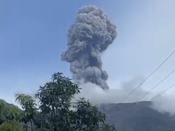 Marapi Erupsi dengan Kolom Abu 1 Km, Warga Diminta Tak Mendaki Secara Ilegal