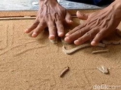 Kaligrafi Serbuk Kayu di Probolinggo Banjir Pesanan Saat Momen Lebaran