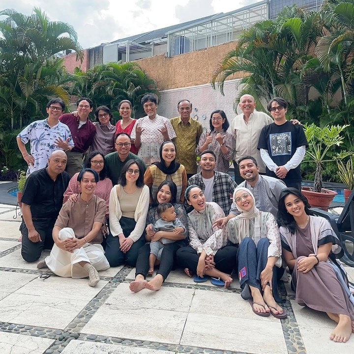 <p>Dalam foto keluarga, tampak kedua saudara Marissa Haque merayakan Lebaran bersama. Mereka adalah Soraya Haque dan Shahnaz Haque, yang datang bersama suami dan anak-anak mereka. (Foto: Instagram @charlotteramadhan)</p>