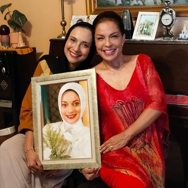 <p>Secara khusus, Shahnaz Haque mengunggah foto bersama kakaknya Soraya sambil memegang foto mendiang Marissa Haque. Melalui unggahan ini, Shahnaz mengungkapkan kerinduannya dengan sang kakak. "Keluarga Fawzi dan Haque. Dalam formasi yang sudah tidak lengkap lagi, kami berusaha saling menyembuhkan luka. Keluarga yang menghangatkan hati," tulisnya. (Foto: Instagram @shahnaz.haque)</p>