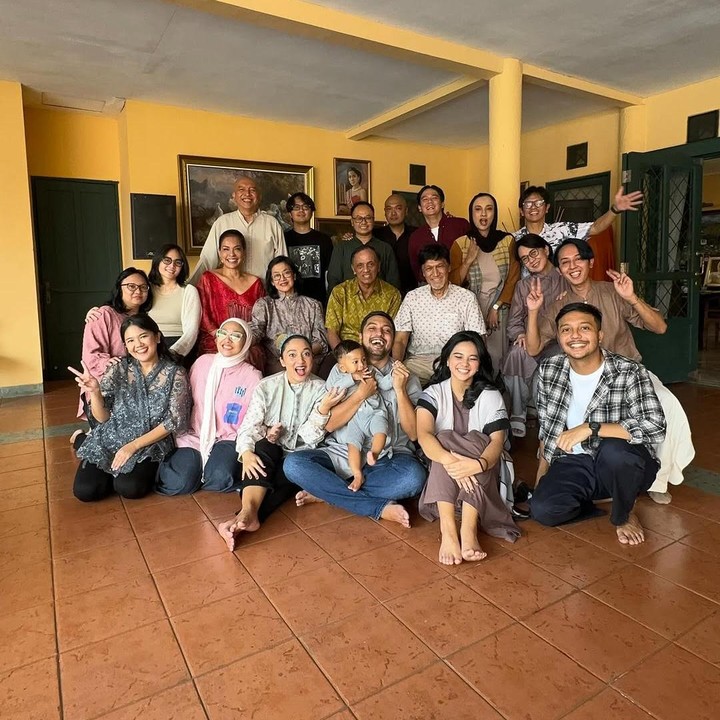 <p>Suasana Lebaran keluarga Haque tahun ini terasa berbeda setelah kepergian Marissa Haque. Istri aktor Ikang Fawzi itu meninggal dunia pada 2 Oktober 2024 di RS Premier Bintaro, Pondok Aren, Tangerang Selatan. (Foto: Instagram @bellafawzi_)</p>