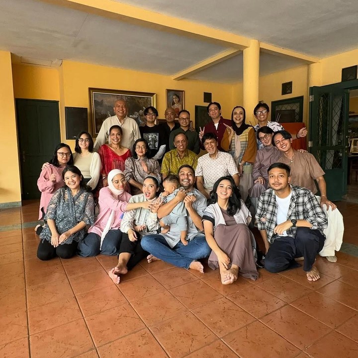 <p>Tahun ini, keluarga Haque berkumpul merayakan hari Lebaran bersama di rumah Ikang Fawzi dan mendiang Marissa Haque. Momen kebersamaan keluarga besar Haque ini juga dibagikan Bella dan Chiki di Instagram. "Selamat berlebaran dari kami keluarga besar The Fawzis dan The Haques," ujar Bella. (Foto: Instagram @bellafawzi_)</p>