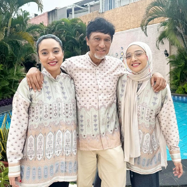 <p>Melalui unggahan di Instagram, kedua putri Marissa Haque, yakni Isabella Fawzi dan Chiki Fawzi, membagikan momen Lebaran pertama tanpa sang Bunda. Bella dan Chiki mem-posting fotonya bersama sang ayah saat keluarganya merayakan Lebaran di rumah. (Foto: Instagram @bellafawzi_)</p>