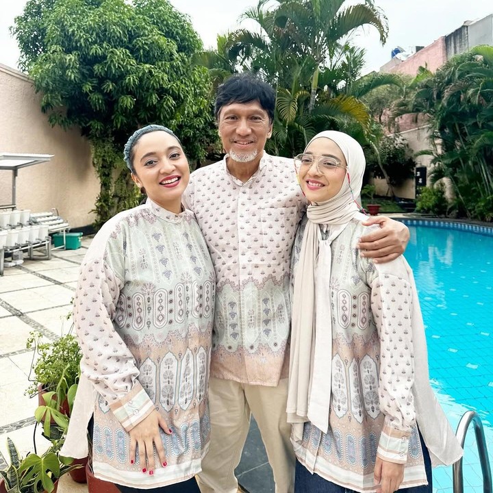 <p>Dalam unggahan ini, Bella mengungkap kerinduannya terhadap sang Bunda. Meski Lebaran tahun ini terasa berbeda, ia tetap bersyukur bisa berkumpul bersama keluarga. "Bersyukur kepada Illahi, terasa kau masih di sini. Missing our mom, aunties, uncles who are no longer with us! But their souls and memories stays forever," tulisnya. (Foto: Instagram @bellafawzi_)</p>