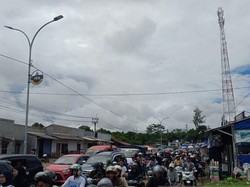 Polisi Terapkan Buka Tutup Urai Kepadatan Menuju Pantai Anyer Banten