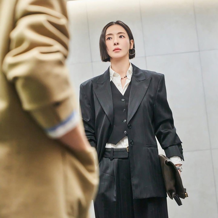 <p>Office look ala Lee Da Hee dalam drama Korea <em>The Divorce Insurance</em> berikut ini cocok bagi Bunda yang ingin tampil formal tapi tidak monoton. Memadukan vest, blazer, dan celana panjang warna hitam, Lee Da Hee terlihat stylish. (Foto: tvN)</p>