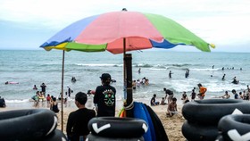 20 Ribu Wisatwan Padati Pantai Anyer Banten saat Libur Lebaran