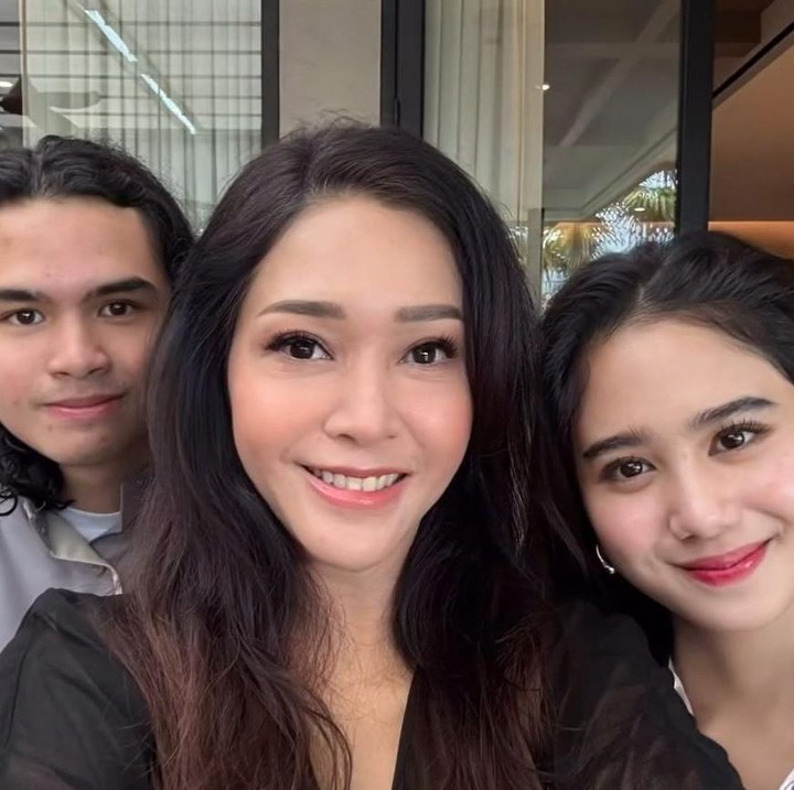 <p>Lebaran tahun ini terasa berbeda bagi musisi Maia Estianty. Perempuan 49 tahun ini tak bisa merayakan Lebaran bersama suaminya, Irwan Mussry, lantaran tengah berada di luar negeri. Meski begitu, Maia bersyukur karena didatangi ketiga anak dan calon menantunya. (Foto: Instagram @maiaestiantyreal)</p>