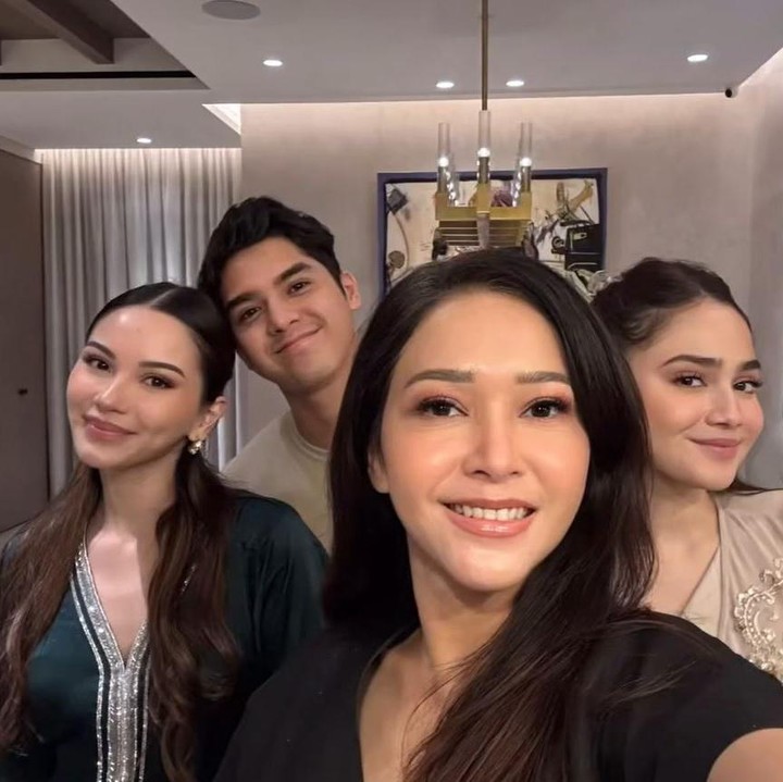 <p>Dalam foto yang diunggahnya, Maia menuliskan rasa bahagianya bisa menghabiskan momen spesial Lebaran dengan anak-anak dan calon menantunya. "Mendadak hari pertama dan kedua disamperin anak2 and calon2 mantu untuk bermaaf-maafan…. Tapi sayangnya Daddy Irwan masih harus kerja di luar negeri," tulisnya. (Foto: Instagram @maiaestiantyreal)</p>