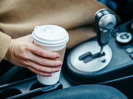 Cara Aman Minum Kopi saat Perjalanan Jauh agar Tak Sering Buang Air Kecil