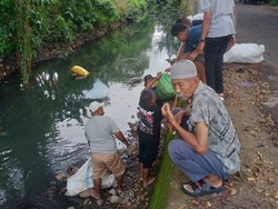 Pemobil Buang Sampah Kotoran Sapi di Kanal Gowa Berdalih karena Mudah Larut