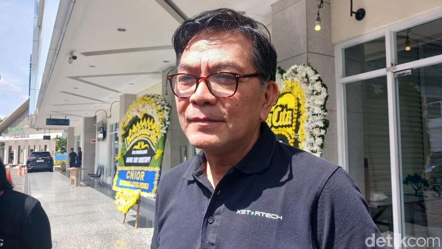 Ray Sahetapy Adik Ray Sahetapy, Charly Sahetapy.