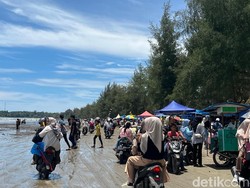 Wisatawan Padati Pantai Barat Madina di Lebaran Hari Ketiga