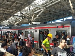 Cerita Pekerja Kaget KRL Mulai Penuh Saat Libur Lebaran