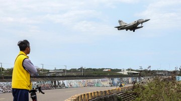 Jet Militer Taiwan Jatuh saat Simulasi Gagal Mesin, 2 Pilot Tewas