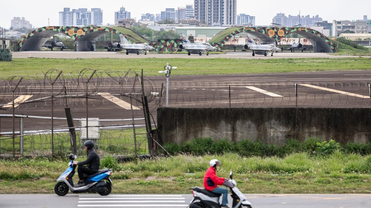 FOTO: Respons Latihan Militer China, Taiwan Kirim Patroli Jet Tempur