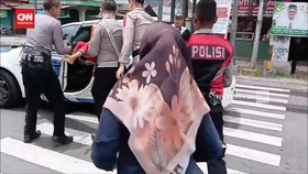 VIDEO: Momen Polisi Evakuasi Bayi Kejang saat Terjebak Macet Sumedang