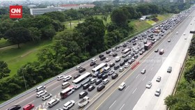 VIDEO: Pemandangan Tol Cikampek Macet di H+2 Lebaran dari Udara