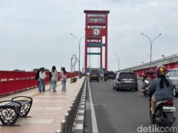 Walkot Palembang Keluhkan Birokrasi Perbaiki Jam Jembatan Ampera Berbelit