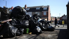 FOTO: 17 Ribu Ton Sampah Menumpuk di Jalanan Kota Birmingham