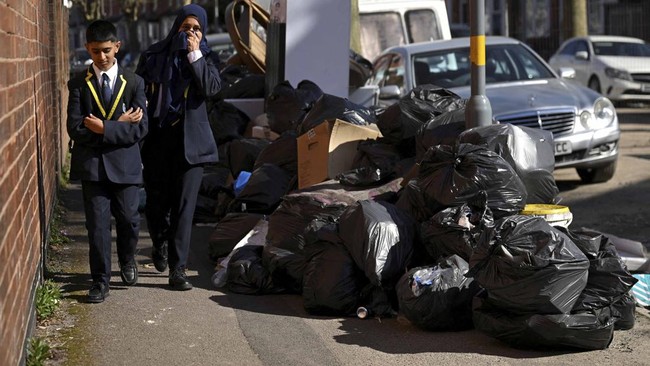 FOTO: 17 Ribu Ton Sampah Menumpuk di Jalanan Kota Birmingham