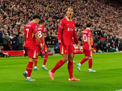 Van Dijk Balas Owen: Apa Juara Liga Tak Bikin Musim Liverpool Spesial?