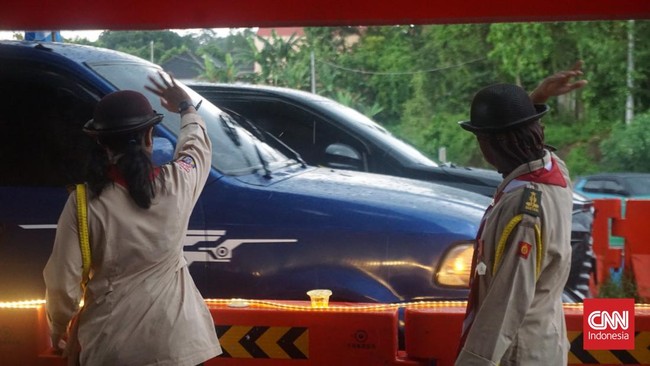 Hujan deras tak menghalangi siswa pramuka di DIY untuk membantu polisi mengatur lalu lintas arus balik lebaran 2025 di Entry Tol Tamanmartani.