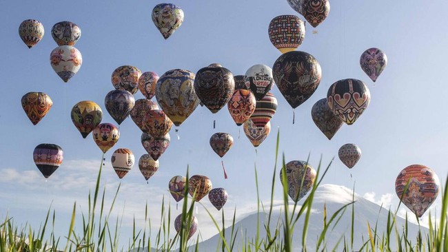 FOTO: Balon Udara Hiasi Langit Wonosobo