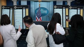 Pasar Saham AS Jebol Gara-gara Perang Tarif Trump