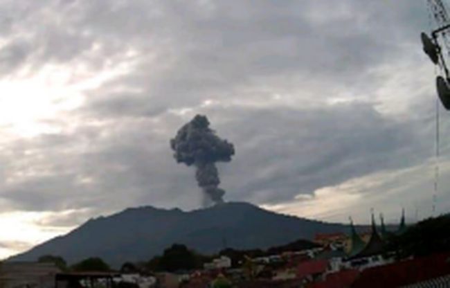 Erupsi gunung Marapi, Kamis (3/4/2025). (Metrison / AFP)