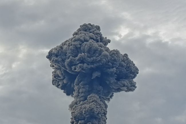 Erupsi gunung Marapi, Kamis (3/4/2025). (Metrison / AFP)