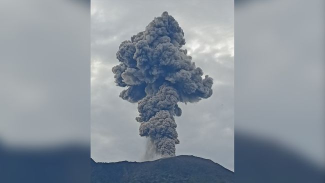 Erupsi gunung Marapi, Kamis (3/4/2025). (Metrison / AFP)
