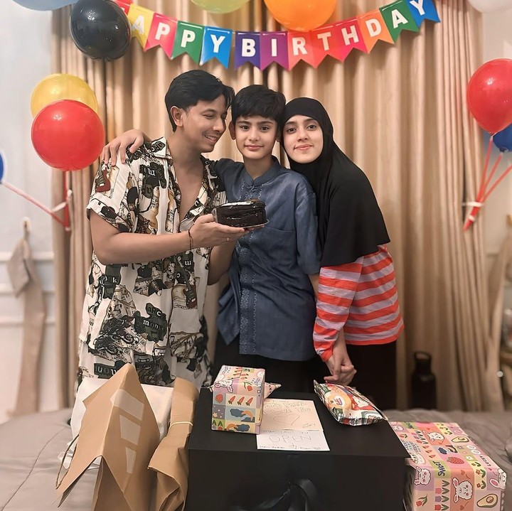 <p>Putra sulung Fairuz A Rafiq yang bernama King Faaz Arafiq baru saja menginjak usia 13 tahun, Rabu (2/4/2025). Fairuz pun merayakan ulang tahunnya bersama keluarga tercinta secara sederhana di rumah. (Foto: Instagram@fairuzarafiq)</p>