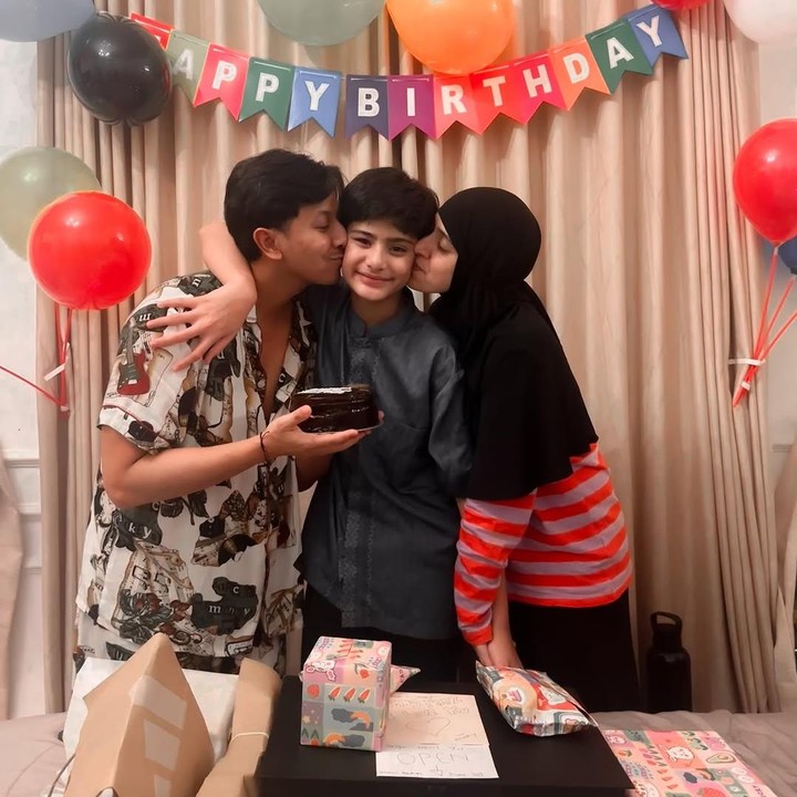 <p>Momen itu dibagikan langsung oleh Fairuz melalui beberapa foto yang diunggah di akun Instagram pribadinya. Fairuz pun menuliskan pesan menyentuh dan doa untuk sang putra yang kini telah beranjak remaja. (Foto: Instagram@fairuzarafiq)</p>