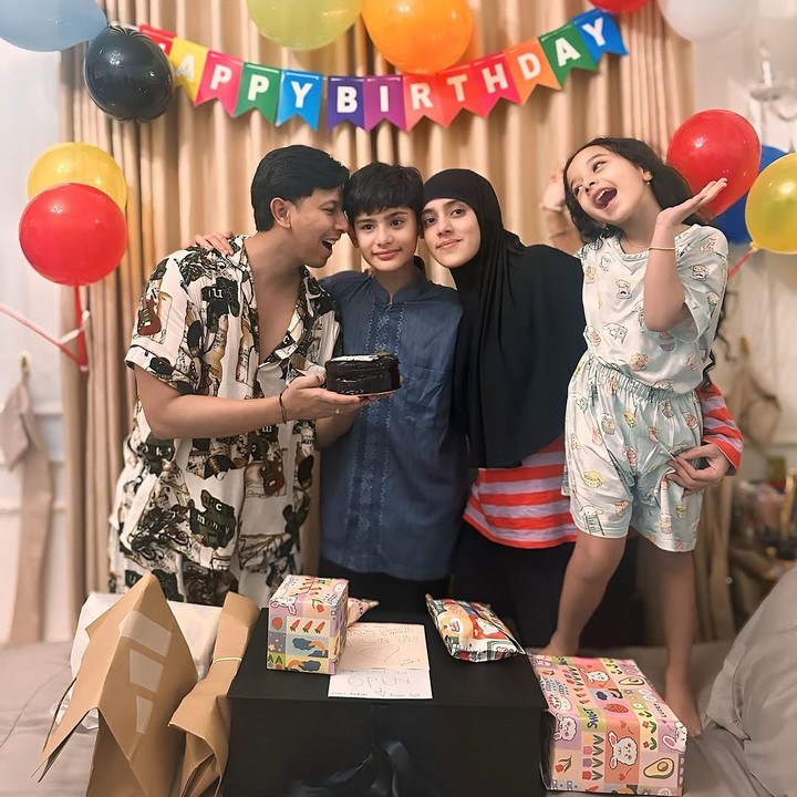 <p>Fairuz mengatakan kelahiran sang putra adalah hadiah pertama terindah dalam hidupnya. “13 tahun yang lalu lahir ke dunia ini atas izin ALLAH, hadiah pertama terindah dalam hidupku, putraku semangat hidup mommy, alasan mommy bisa kuat menghadapi semua hal yang begitu berat, semua terasa ringan begitu melihat wajahmu anakku,” tulis Fairuz, dikutip dari laman Instagram<em> @fairuzarafiq,</em> Kamis (2/4/2025). (Foto: Instagram@fairuzarafiq)</p>