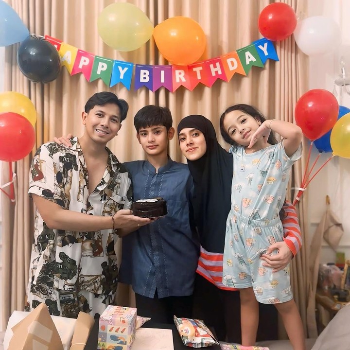 <p>Fairuz pun berharap di usia ini, King Faaz selalu mengingat betapa pentingnya memprioritaskan agama. “Doa mommy untukmu Abang Faaz cintai ALLAH selalu nomor 1 ya nak. Cintai Rasulullah, cintai Al-Qur’an secara sempurna, baik dari segi tulisan, bacaan (tajwid), dan makna, serta menyimpannya di dalam hati agar tidak mudah dilupakan. Baru cintai mommy, daddy, dan adik-aduk dan keluarga,” tuturnya. (Foto: Instagram@fairuzarafiq)</p>